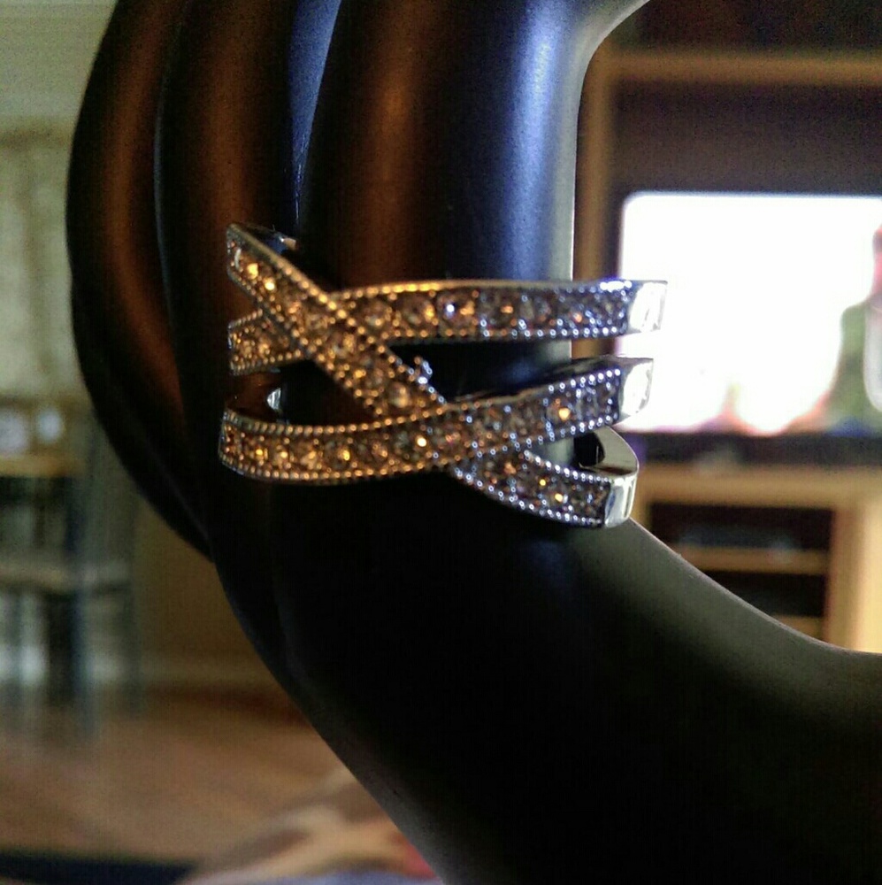 NWT ELEGANT SILVER CRYSTAL CROSS RING - Picture 5 of 6
